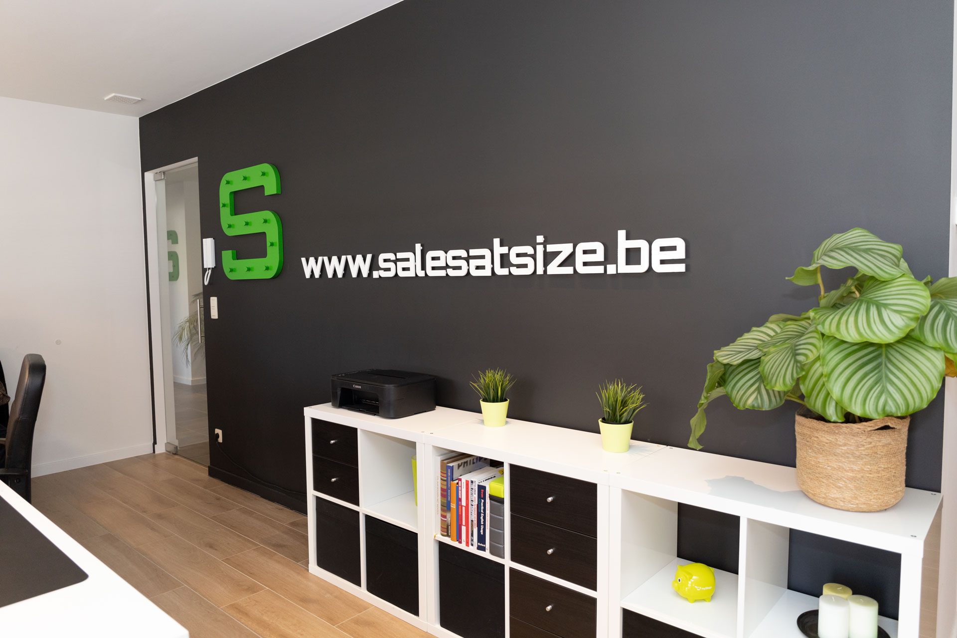 Sales at Size logo muur artwork